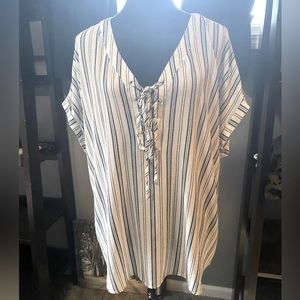 White w/navy blue stripes. Very flattering